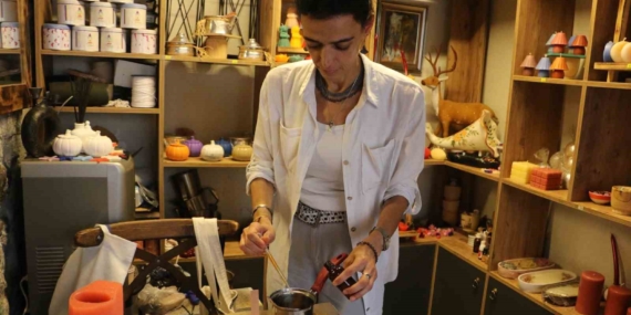 Turistlerin İlgisini Çeken Doğal Malzemelerle Üretilen Mumlar Turistlerin İlgisini Çeken Doğal Malzemelerle Üretilen Mumlar