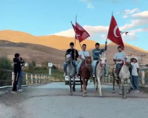 ulupamirde-jandarma-komutanina-gorkemli-atli-karsilama-17D2nbXj.jpg