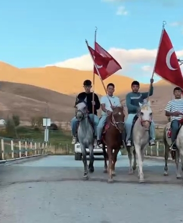 ulupamirde-jandarma-komutanina-gorkemli-atli-karsilama-17D2nbXj.jpg