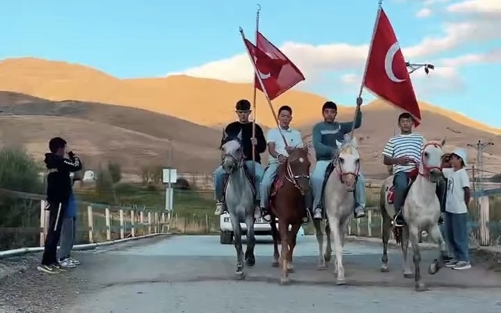 ulupamirde-jandarma-komutanina-gorkemli-atli-karsilama-17D2nbXj.jpg