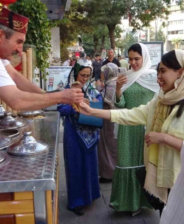 van-esnafini-gulduren-iranli-turist-akini-d9s6bAuz.jpg