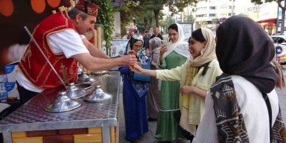 Van Esnafını Güldüren İranlı Turist Akını Van Esnafını Güldüren İranlı Turist Akını