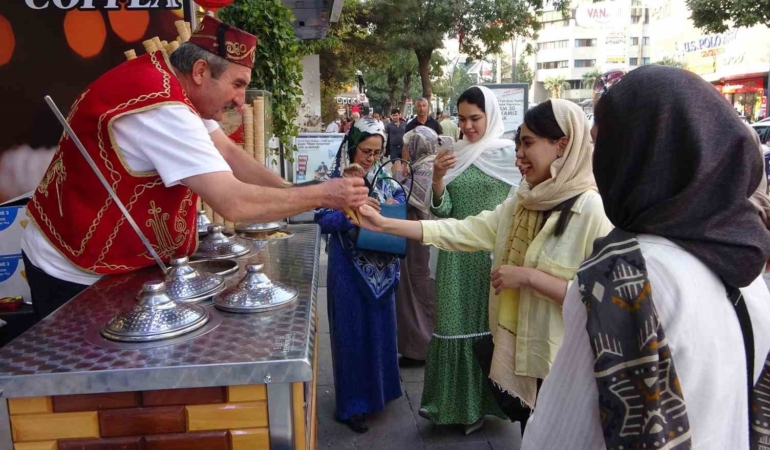 van-esnafini-gulduren-iranli-turist-akini-d9s6bAuz.jpg