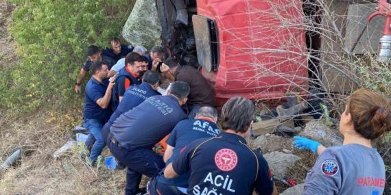 Yangına Müdahale Eden İtfaiye Aracı Şarampole Devrildi: 2 İtfaiye Eri Yaralandı Yangına Müdahale Eden İtfaiye Aracı Şarampole Devrildi: 2 İtfaiye Eri Yaralandı