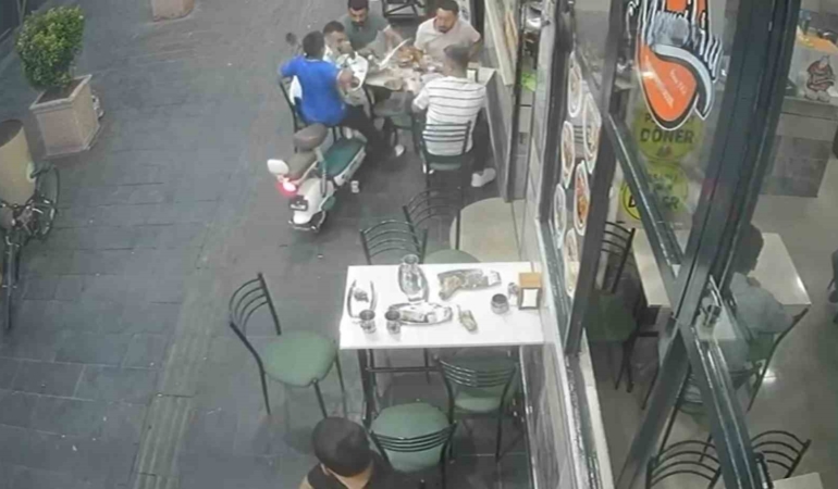 yemek-yerken-elektrikli-bisikletin-surukleyici-anlari-H2jBP219.jpg