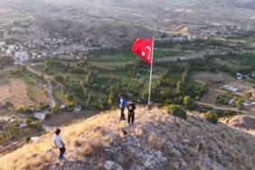 yureklere-dokunan-bayrak-aski-aNmyWIgg.jpg