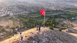 yureklere-dokunan-bayrak-aski-aNmyWIgg.jpg