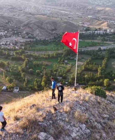 yureklere-dokunan-bayrak-aski-aNmyWIgg.jpg