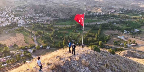 Yüreklere Dokunan Bayrak Aşkı Yüreklere Dokunan Bayrak Aşkı