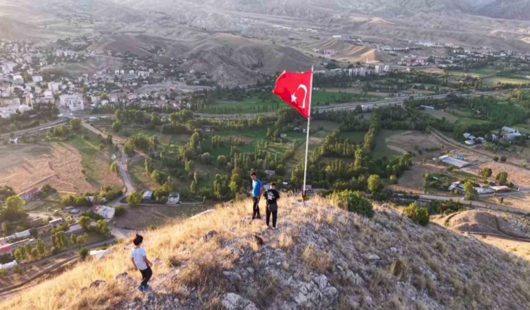 yureklere-dokunan-bayrak-aski-aNmyWIgg.jpg
