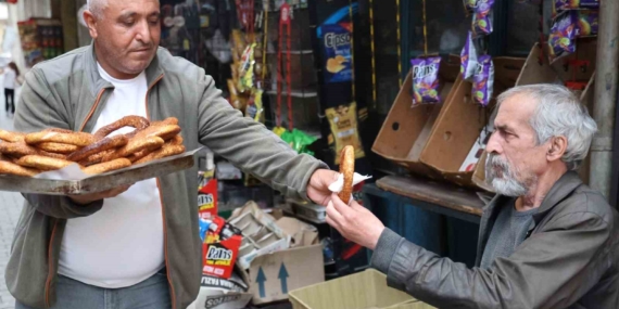 20 Yıldır Simit Satan Adam, 49 Yaşında Birdenbire Atanınca Anneleri Şaşırttı 20 Yıldır Simit Satan Adam, 49 Yaşında Birdenbire Atanınca Anneleri Şaşırttı