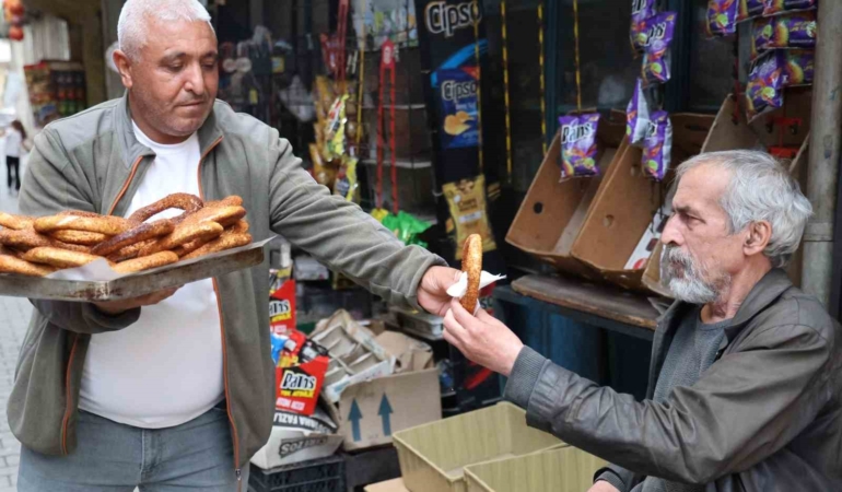 20 Yıldır Simit Satan Adam, 49 Yaşında Birdenbire Atanınca Anneleri Şaşırttı 20-yildir-simit-satan-adam-49-yasinda-birdenbire-ataninca-anneleri-sasirtti-B6UnVRyA.jpg