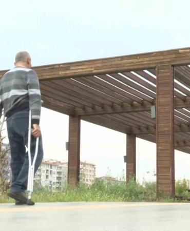 45-yil-sonra-hayalini-gerceklestiren-akulu-sandalye-sevinci-gLz1GDAt.jpg