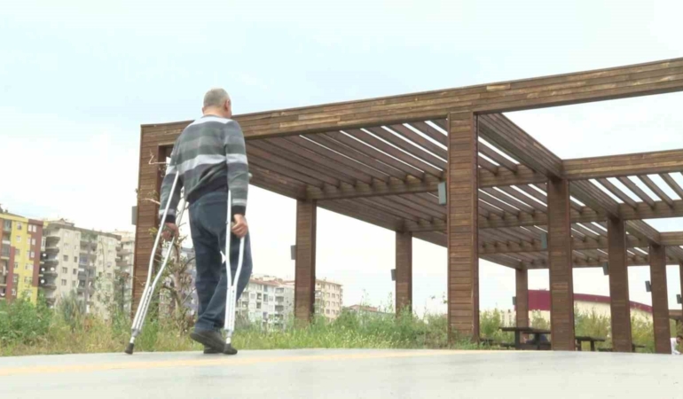 45-yil-sonra-hayalini-gerceklestiren-akulu-sandalye-sevinci-gLz1GDAt.jpg