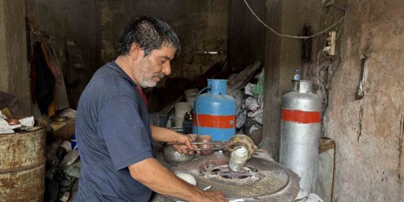 57 Yıldır Aşkla Bakır Kalaycılığı Yapan Usta 57 Yıldır Aşkla Bakır Kalaycılığı Yapan Usta