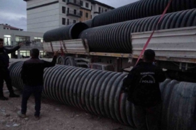 750-kilo-plastik-borunun-altinda-kalan-surucu-agir-yaralandi-hgQNpYli.jpg