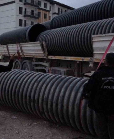750-kilo-plastik-borunun-altinda-kalan-surucu-agir-yaralandi-hgQNpYli.jpg