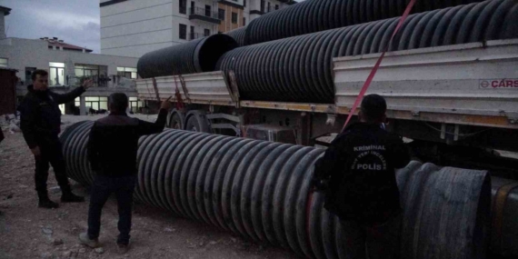 750 Kilo Plastik Borunun Altında Kalan Sürücü Ağır Yaralandı 750 Kilo Plastik Borunun Altında Kalan Sürücü Ağır Yaralandı