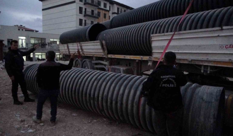 750-kilo-plastik-borunun-altinda-kalan-surucu-agir-yaralandi-hgQNpYli.jpg