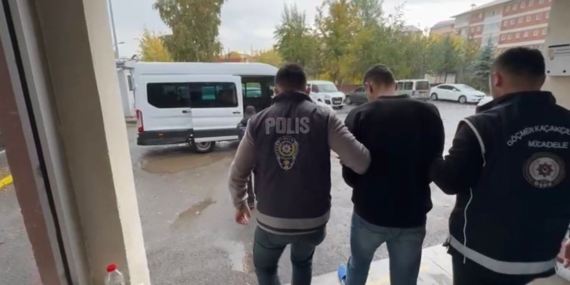 Ağrı'da Göçmen Kaçakçılığı Operasyonunda Üç Organizatör Yakalandı Ağrı’da Göçmen Kaçakçılığı Operasyonunda Üç Organizatör Yakalandı