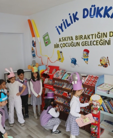 agrida-ogrencilerin-iyiligi-paylastigi-askida-kirtasiye-projesi-iVqBqTBK.jpg
