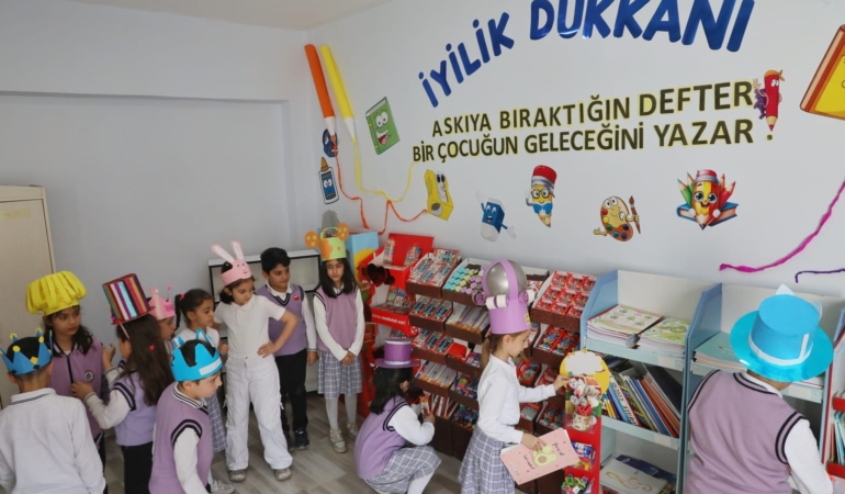 Ağrı'da Öğrencilerin İyiliği Paylaştığı 'Askıda Kırtasiye' Projesi agrida-ogrencilerin-iyiligi-paylastigi-askida-kirtasiye-projesi-iVqBqTBK.jpg