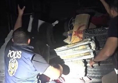 Aracın Fan ve Klima Düzeneğinde 11 Düzensiz Göçmen Yakalandı Aracın Fan ve Klima Düzeneğinde 11 Düzensiz Göçmen Yakalandı