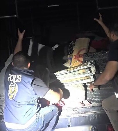 aracin-fan-ve-klima-duzeneginde-11-duzensiz-gocmen-yakalandi-mEy1HA34.jpg