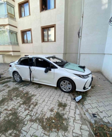 aracin-icinde-patlayan-cakmak-gazi-tupu-bir-cocuk-yarali-ZXs4f7Rf.jpg