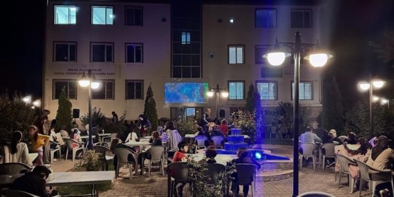 Arıcak'ta Eğlenceli Açık Hava Sinema Gecesi Arıcak’ta Eğlenceli Açık Hava Sinema Gecesi