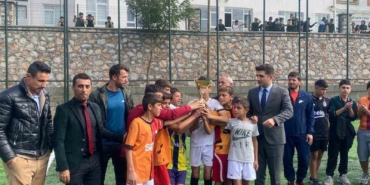 Arıcak’ta Üçüncüsü Düzenlenen Ortaokullar Arası Futbol Turnuvası Tamamlandı aricakta-ucuncusu-duzenlenen-ortaokullar-arasi-futbol-turnuvasi-tamamlandi-RsTCCJig.jpg