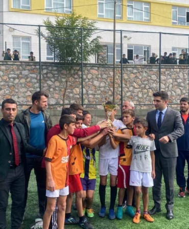 Arıcak’ta Üçüncüsü Düzenlenen Ortaokullar Arası Futbol Turnuvası Tamamlandı aricakta-ucuncusu-duzenlenen-ortaokullar-arasi-futbol-turnuvasi-tamamlandi-RsTCCJig.jpg