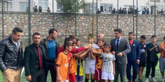 Arıcak’ta Üçüncüsü Düzenlenen Ortaokullar Arası Futbol Turnuvası Tamamlandı Arıcak’ta Üçüncüsü Düzenlenen Ortaokullar Arası Futbol Turnuvası Tamamlandı