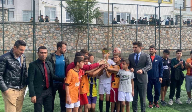 Arıcak’ta Üçüncüsü Düzenlenen Ortaokullar Arası Futbol Turnuvası Tamamlandı aricakta-ucuncusu-duzenlenen-ortaokullar-arasi-futbol-turnuvasi-tamamlandi-RsTCCJig.jpg