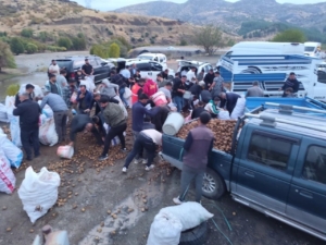 arizalanan-kamyonetten-ucretsiz-patates-dagitimi-surucunun-ornek-davranisi-D3nKiTzj.jpg