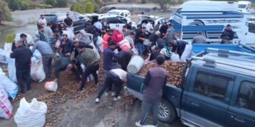 Arızalanan Kamyonetten Ücretsiz Patates Dağıtımı: Sürücünün Örnek Davranışı! arizalanan-kamyonetten-ucretsiz-patates-dagitimi-surucunun-ornek-davranisi-D3nKiTzj.jpg