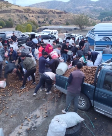 arizalanan-kamyonetten-ucretsiz-patates-dagitimi-surucunun-ornek-davranisi-D3nKiTzj.jpg