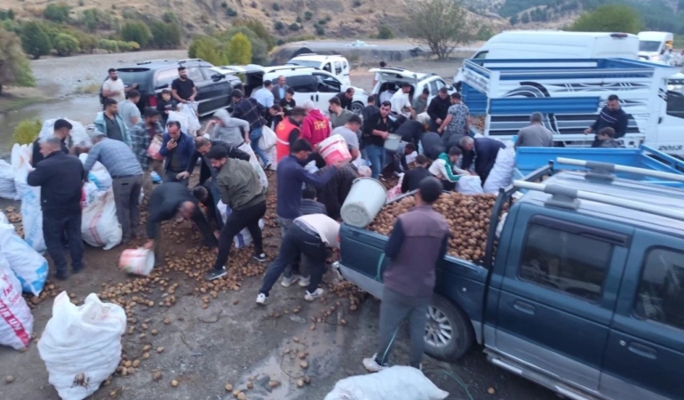 Arızalanan Kamyonetten Ücretsiz Patates Dağıtımı: Sürücünün Örnek Davranışı! arizalanan-kamyonetten-ucretsiz-patates-dagitimi-surucunun-ornek-davranisi-D3nKiTzj.jpg