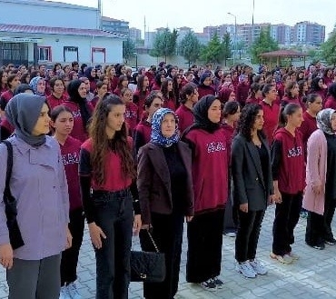 ataturk-kiz-anadolu-lisesinde-cumhuriyet-bayrami-kutlamalari-cosku-dolu-anlar-NWDa1peE.jpg
