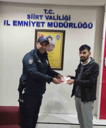 atmde-bulunan-6-bin-350-tlyi-sahibine-teslim-eden-kahraman-bEsI3kqm.jpg
