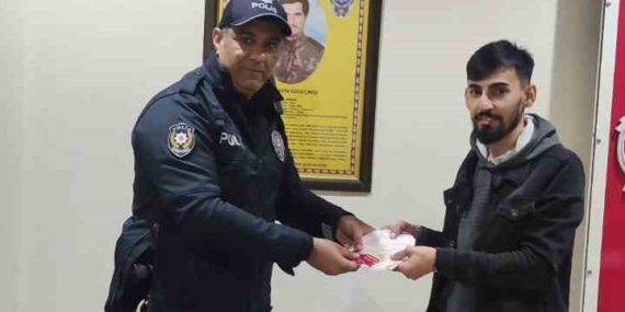 ATM'de Bulunan 6 Bin 350 TL'yi Sahibine Teslim Eden Kahraman ATM’de Bulunan 6 Bin 350 TL’yi Sahibine Teslim Eden Kahraman