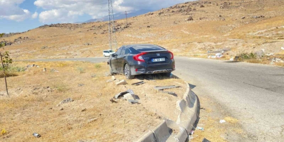 Bariyerlere Çarpan Kontrolden Çıkmış Otomobil: 4 Yaralı Bariyerlere Çarpan Kontrolden Çıkmış Otomobil: 4 Yaralı