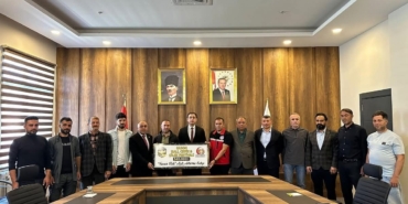 Batman'da 340 Bin Lira ile Satılan Rekor Fiyatlı Balın Geliri Besicilere Aktarıldı batmanda-340-bin-lira-ile-satilan-rekor-fiyatli-balin-geliri-besicilere-aktarildi-Lai2YGFE.jpg