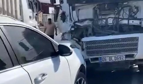 Batman'da Hafriyat Kamyonu ile İki Otomobil Çarpıştı: 2 Yaralı Batman’da Hafriyat Kamyonu ile İki Otomobil Çarpıştı: 2 Yaralı