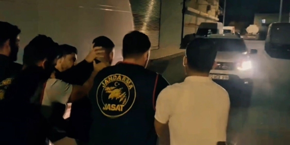 Batman'da Kasten Öldürme Suçundan Aranan Şahıs Operasyonla Yakalandı Batman’da Kasten Öldürme Suçundan Aranan Şahıs Operasyonla Yakalandı