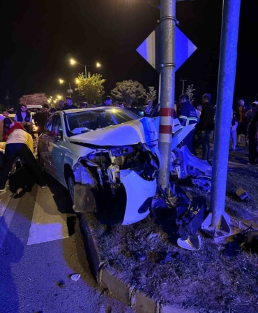 batmanda-otomobil-trafik-isigi-diregine-carpti-3-yarali-kaza-detaylari-zbIhgCY1.jpg