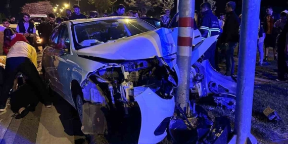 Batman'da Otomobil Trafik Işığı Direğine Çarptı: 3 Yaralı - Kaza Detayları Batman’da Otomobil Trafik Işığı Direğine Çarptı: 3 Yaralı – Kaza Detayları