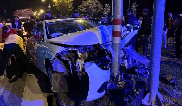 batmanda-otomobil-trafik-isigi-diregine-carpti-3-yarali-kaza-detaylari-zbIhgCY1.jpg