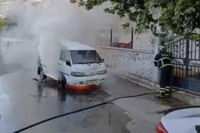 Batman'da Park Halindeki Minibüs Alevler İçinde Kaldı batmanda-park-halindeki-minibus-alevler-icinde-kaldi-dsEwmIwX.jpg