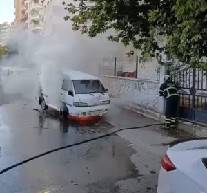 batmanda-park-halindeki-minibus-alevler-icinde-kaldi-dsEwmIwX.jpg